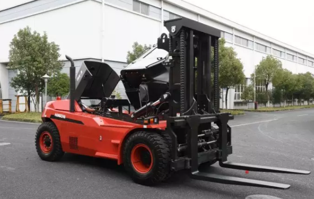 【大噸位】杭叉新款X系列16噸重裝叉車交付某企業(yè)！