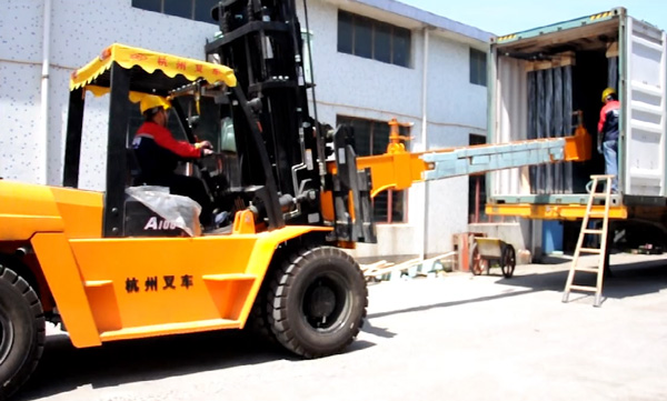 玻璃行業(yè)，杭州叉車串桿屬具卸貨實拍案例