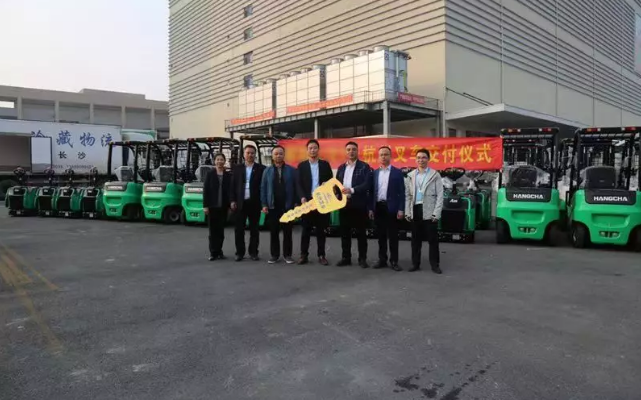 【強勢】杭叉集團(tuán)交付湖南某大型冷庫58臺鋰電池叉車！