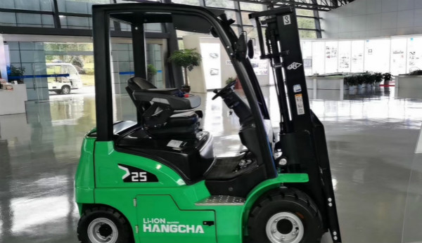 電動(dòng)叉車買鋰電的還是鉛酸的？當(dāng)然是鋰電的！