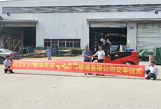 叉車搬運玻璃？要輕拿輕放！